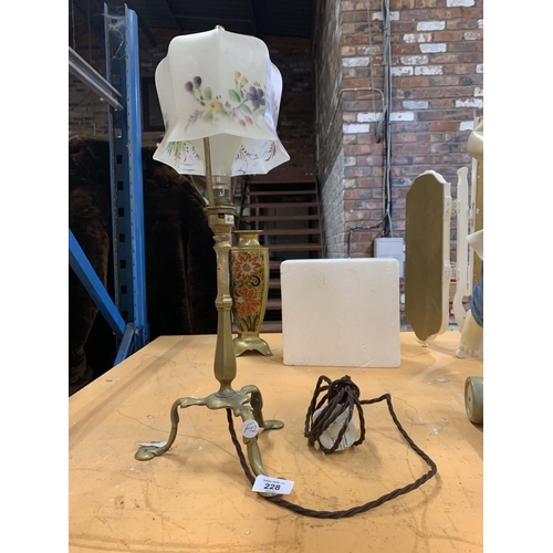 228 - A DECORATIVE BRASS TABLE LAMP WITH FLORAL GLASS SHADE