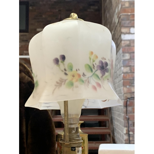 228 - A DECORATIVE BRASS TABLE LAMP WITH FLORAL GLASS SHADE