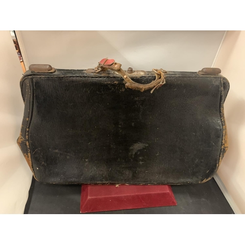 24 - A VINTAGE LEATHER 'RON SIMCOTT' BOOKIES MONEY SATCHEL