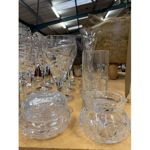 254 - A COLLECTION OF GLASS WARE TO INCLUDE CUT GLASS DRINKING GLASSES