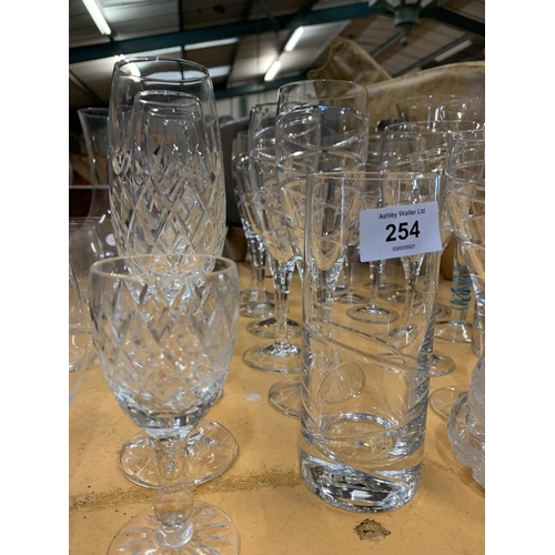 254 - A COLLECTION OF GLASS WARE TO INCLUDE CUT GLASS DRINKING GLASSES