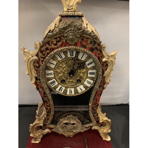 26 - AN ORNATE FRENCH BOULE BRACKET CLOCK (DIAMETER OF DIAL 13CM/ H:47CM)