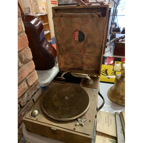 276 - A VINTAGE PORTABLE WIND UP GRAMAPHONE