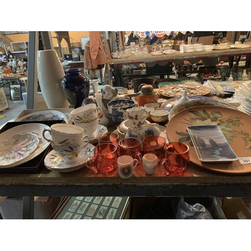 291 - A COLLECTION OF MIXED CERAMICS AND GLASS WARE