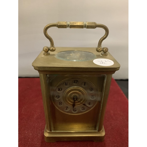 32 - A LATE VICTORIAN BRASS CARRIAGE CLOCK WITH KEY