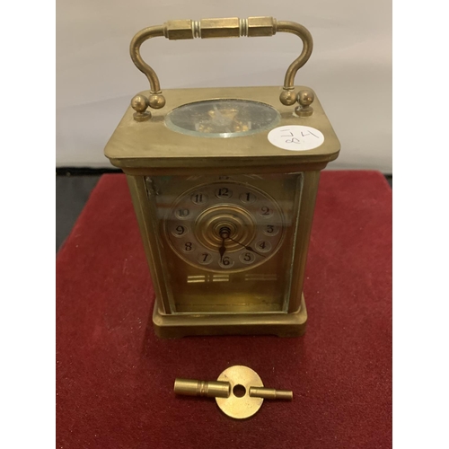 32 - A LATE VICTORIAN BRASS CARRIAGE CLOCK WITH KEY