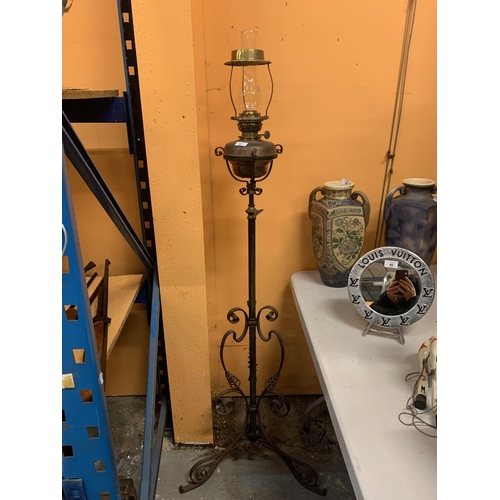 41 - A VINTAGE OIL LAMP ON AN ADJUSTABLE METAL STAND