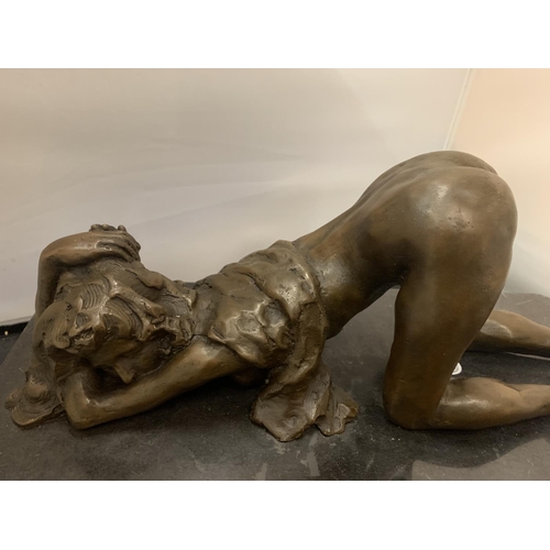 49A - A EROTIC BRONZE SCULPTURE OF A FEMALE NUDE ON MARBLE BASE