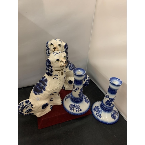 56 - A PAIR OF LARGE BLUE AND WHITE STAFFORDSHIRE FLATBACK SPANIELS TO INCLUDE A PAIR OF CARLTON WARE CAN... 