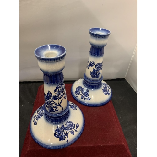 56 - A PAIR OF LARGE BLUE AND WHITE STAFFORDSHIRE FLATBACK SPANIELS TO INCLUDE A PAIR OF CARLTON WARE CAN... 