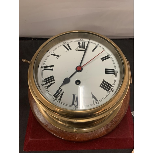 6 - A LARGE BRASS SHIP'S CLOCK WITH KEY - 20CM DIAMETER