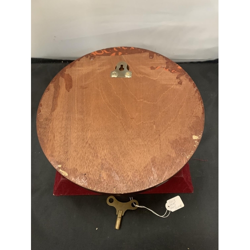 6 - A LARGE BRASS SHIP'S CLOCK WITH KEY - 20CM DIAMETER