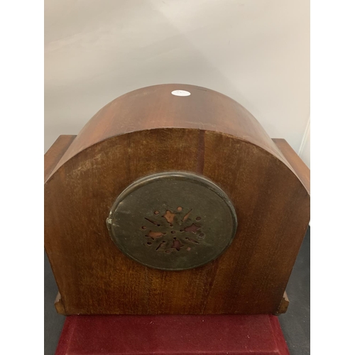 62 - AN INLAID MAHOGANY MANTEL CLOCK WITH BRASS DETAIL