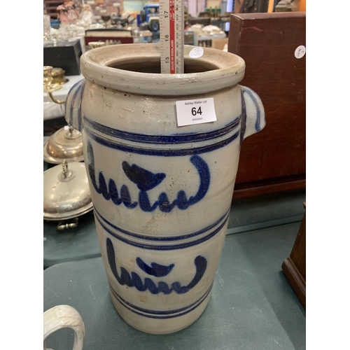 64 - A LARGE BLUE AND WHITE ORIENTAL STYLE STICK STAND (H:40CM) TO INCLUDE A BLUE AND WHITE JUG A/F