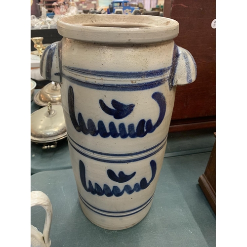 64 - A LARGE BLUE AND WHITE ORIENTAL STYLE STICK STAND (H:40CM) TO INCLUDE A BLUE AND WHITE JUG A/F