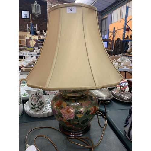 66 - A LARGE DECORATIVE TABLE LAMP TO INCLUDE THE SHADE (H: WITH SHADE APPROXIMATELY 62CM)