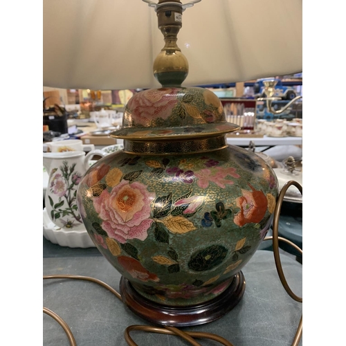 66 - A LARGE DECORATIVE TABLE LAMP TO INCLUDE THE SHADE (H: WITH SHADE APPROXIMATELY 62CM)