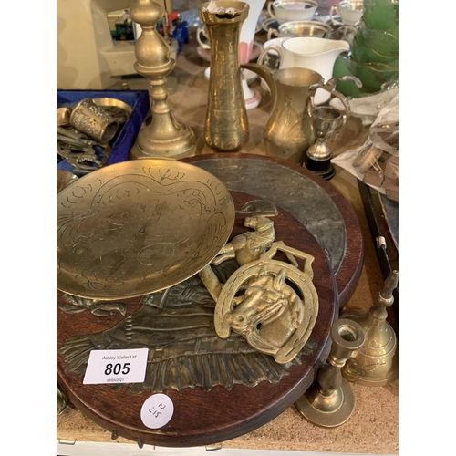 805 - A LARGE QUANTITY OF BRASS ITEMS TO INCLUDE A BOXED SET OF SIX GOBLETS AND HORSE BRASSES ETC