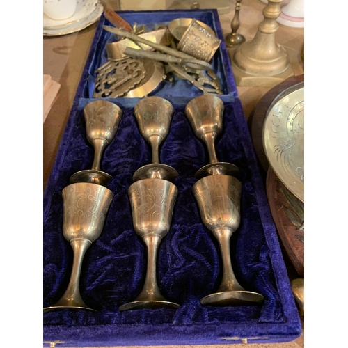 805 - A LARGE QUANTITY OF BRASS ITEMS TO INCLUDE A BOXED SET OF SIX GOBLETS AND HORSE BRASSES ETC