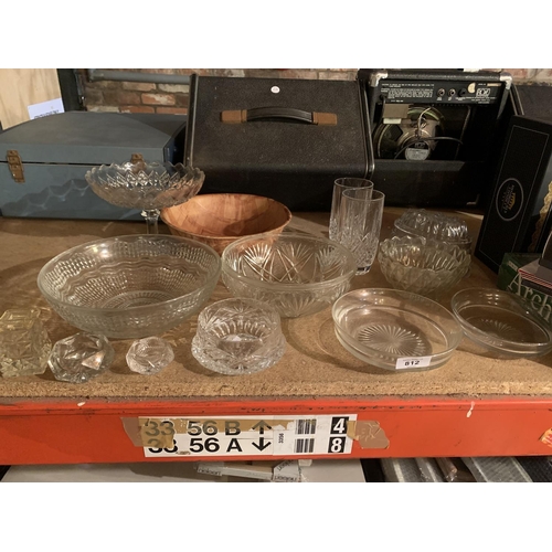 812 - A SELECTION OF GLASSWARE TO INCLUDE DESSERT BOWLS ETC