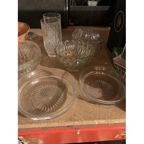 812 - A SELECTION OF GLASSWARE TO INCLUDE DESSERT BOWLS ETC