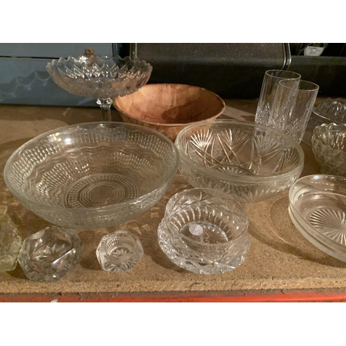 812 - A SELECTION OF GLASSWARE TO INCLUDE DESSERT BOWLS ETC