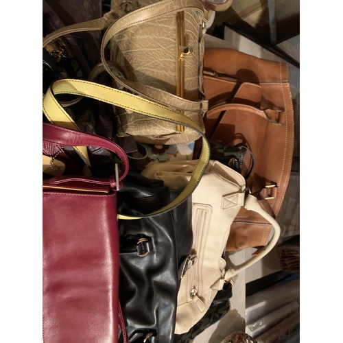 814 - A LARGE QUANTITY OF HANDBAGS AND PURSES