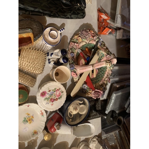 815 - A QUANTITY OF VINTAGE ITEMS TO INCLUDE DRESSING TABLE ITEMS, A WOODEN TIE PRESS AND A SMALL BOOK OF ... 