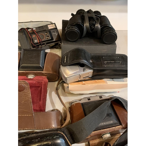 824 - A SELECTION OF VINTAGE CAMERAS AND A PAIR OF BINOCULARS