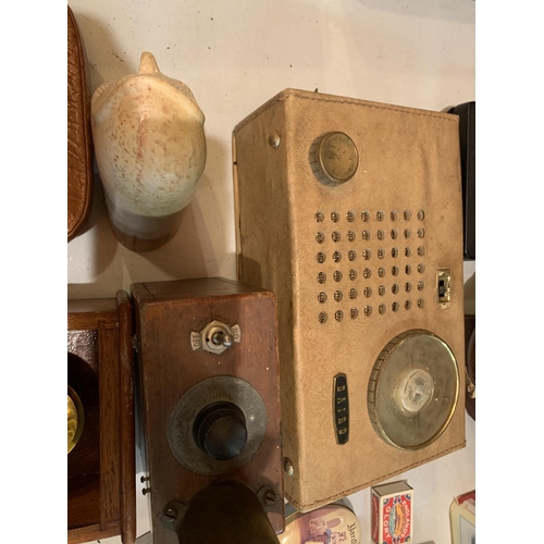 827 - AN ECLECTIC ASSORTMENT OF ITEMS TO INCLUDE A WOODEN WATER FLASK A VINTAGE RADIO ETC