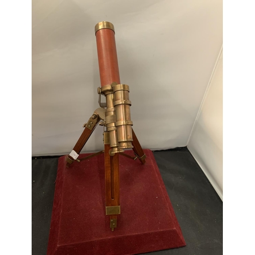 87 - A BRASS AND LEATHER TELESCOPE ON A WOODEN BASE H: 35CM