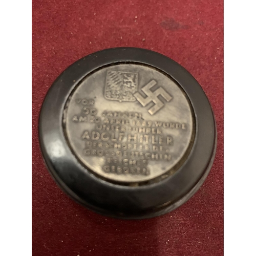 88 - A GERMAN SNUFF BOX WITH RELATED WWII ENGRAVING