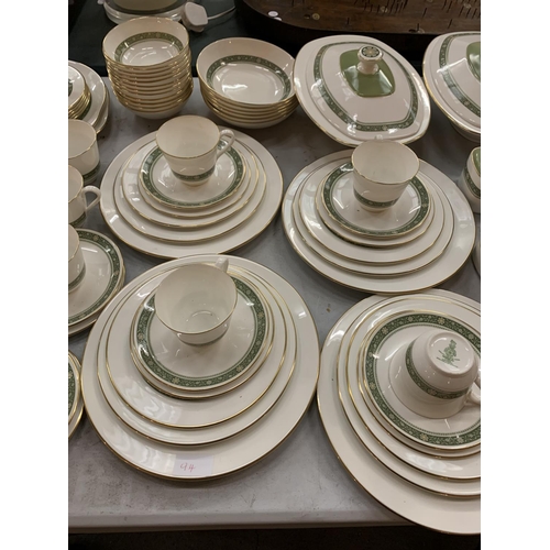 94 - A LARGE COLLECTION OF ROYAL DOULTON DINNER WARE IN THE 'RONDELAY' DESIGN (APPROX. 120 PIECES)