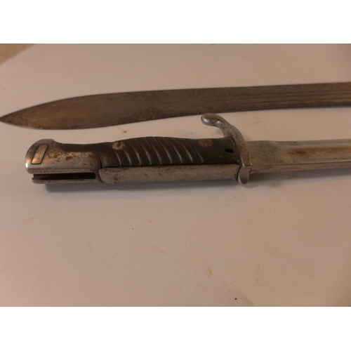 475 - AN IMPERIAL GERMAN S98 BAYONET, 36CM BLADE AND A MACHETE (2)