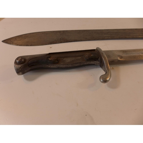 475 - AN IMPERIAL GERMAN S98 BAYONET, 36CM BLADE AND A MACHETE (2)