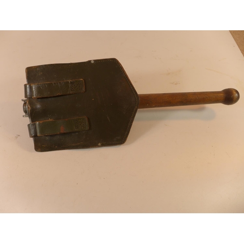 497 - A GERMAN FOLDING ENTRENCHING SPADE DATED 1969