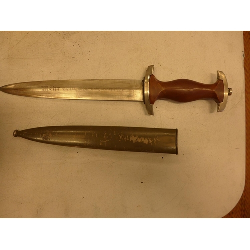 521 - A GERMAN MID 20TH CENTURY NPEA DAGGER, 22CM BLADE WITH INSCRIPTION, COMPLETE WITH SCABBARD