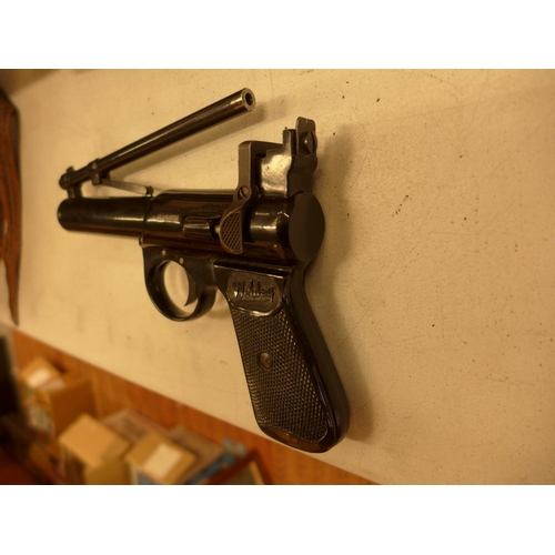 524 - A BOXED WEBLEY JUNIOR MK II .177 CALIBRE AIR PISTOL