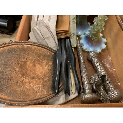 186 - AN ASSORTMENT OF ITEMS TO INCLUDE SILVER PLATED WARE, LEATHER GLOVES, HAND MIRROR ETC