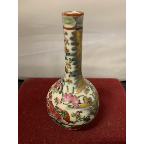 693 - A NINETEENTH CENTURY FAMILLE ROSE ENAMELLED BOTTLE VASE SIGNED WITH TWO CHARACTERS H:16CM