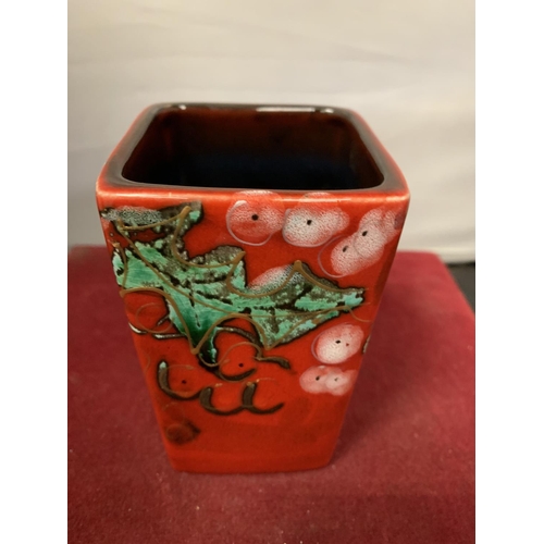 716 - A HANDPAINTED AND SIGNED IN GOLD ANITA HARRIS RED AND WHITE BERRIES VASE