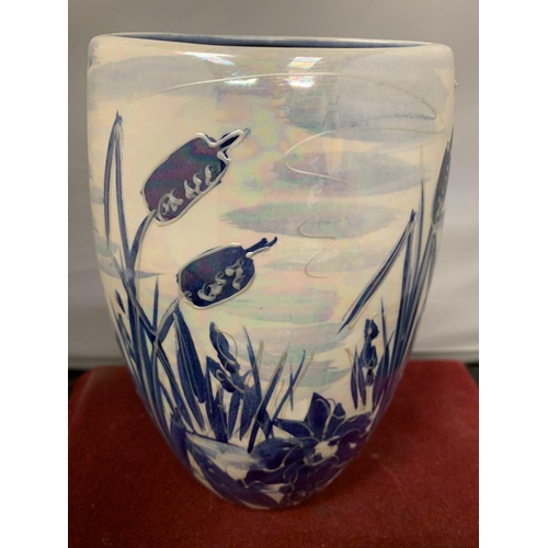 718 - A HAND PAINTED AND GOLD SIGNED ANITA HARRIS DRAGONFLY VASE