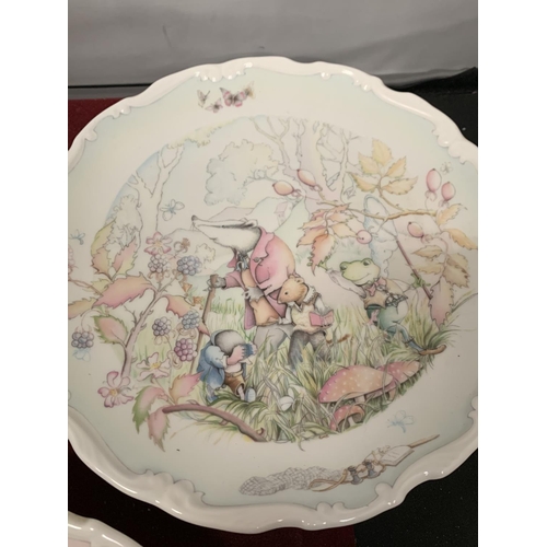 731 - THREE ROYAL DOULTON COLLECTORS PLATES DEPICTING SCENES FROM THE WIND IN THE WILLOWS BY CHRISTINA THW... 