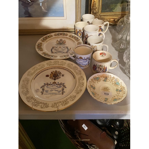 838 - AN ASSORTMENT OF COMMEMORATIVE PLATES AND CUPS TO INCLUDE 'AYNSLEY' EXAMPLES