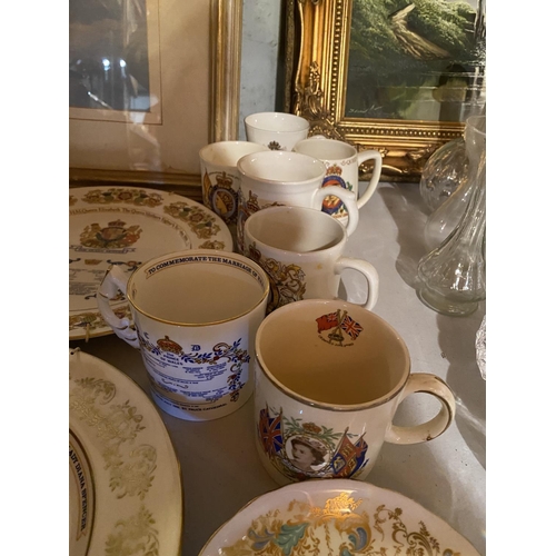 838 - AN ASSORTMENT OF COMMEMORATIVE PLATES AND CUPS TO INCLUDE 'AYNSLEY' EXAMPLES