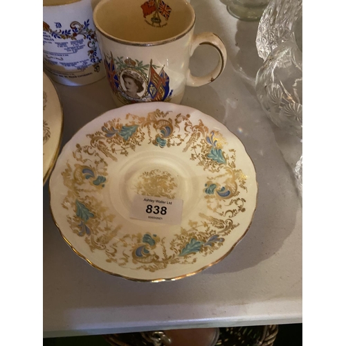 838 - AN ASSORTMENT OF COMMEMORATIVE PLATES AND CUPS TO INCLUDE 'AYNSLEY' EXAMPLES