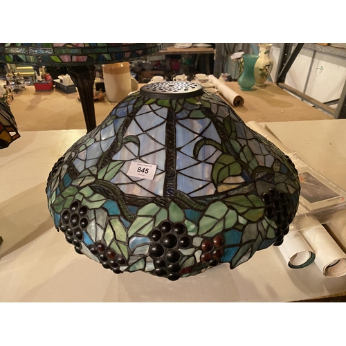 845 - A TIFFANY STYLE TABLE LAMP