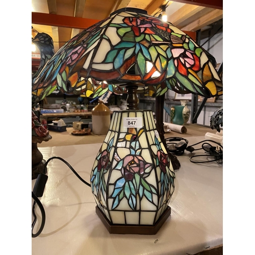 847 - A TIFFANY STYLE TABLE LAMP (45CMS HIGH)