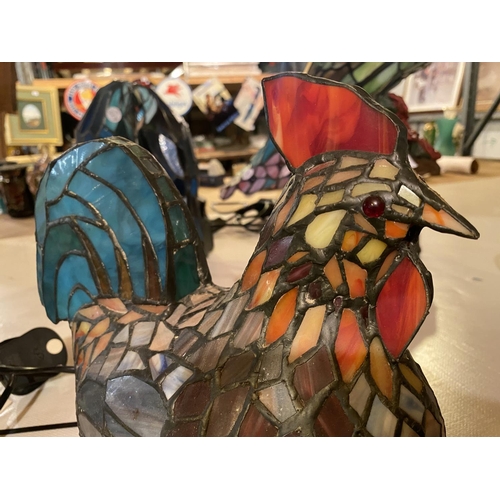 850 - A TIFFANY STYLE LAMP IN THE FORM OF A CHICKEN