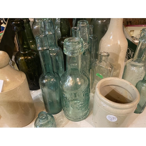 860 - A QUANTITY OF VINTAGE GLASS BOTTLES TO INCLUDE EARTHENWARE ITEMS